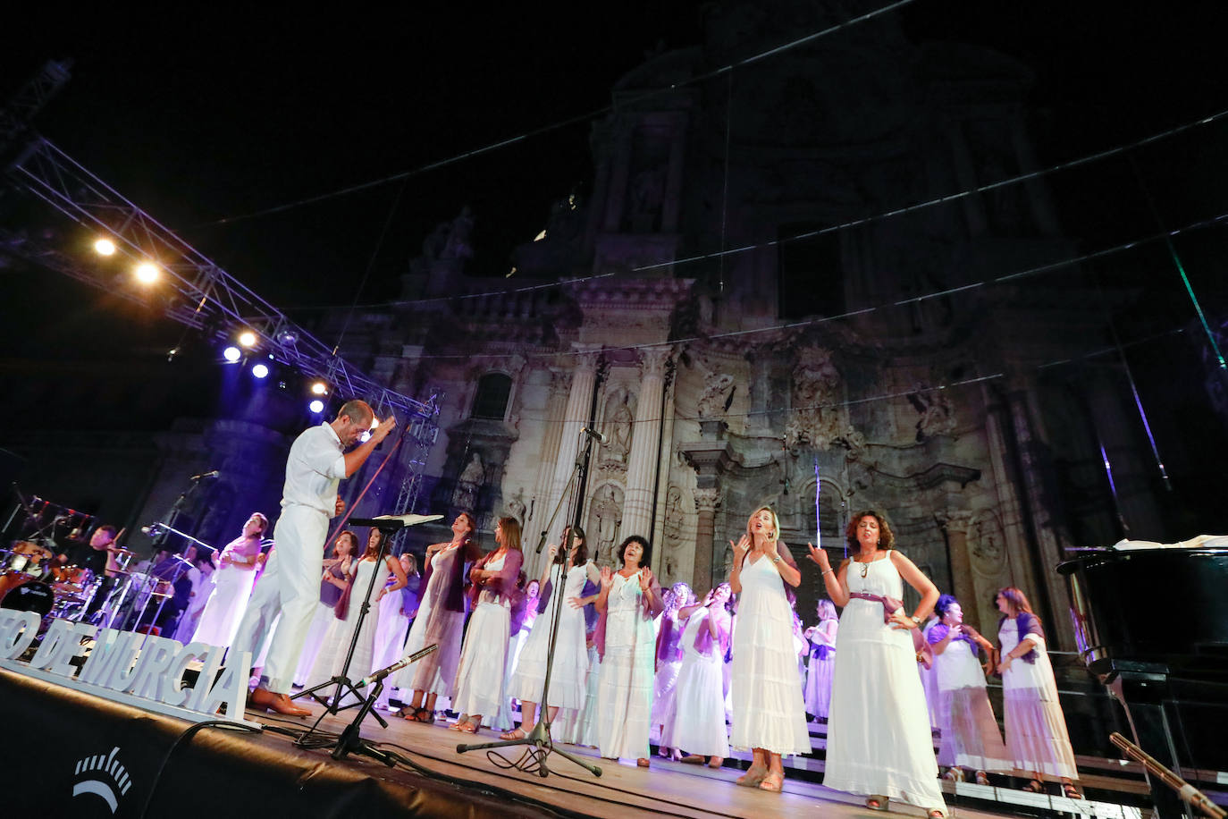 La Coral Discantus y Ruth Lorenzo entonan el pregón más innovador, que abarrotó Belluga