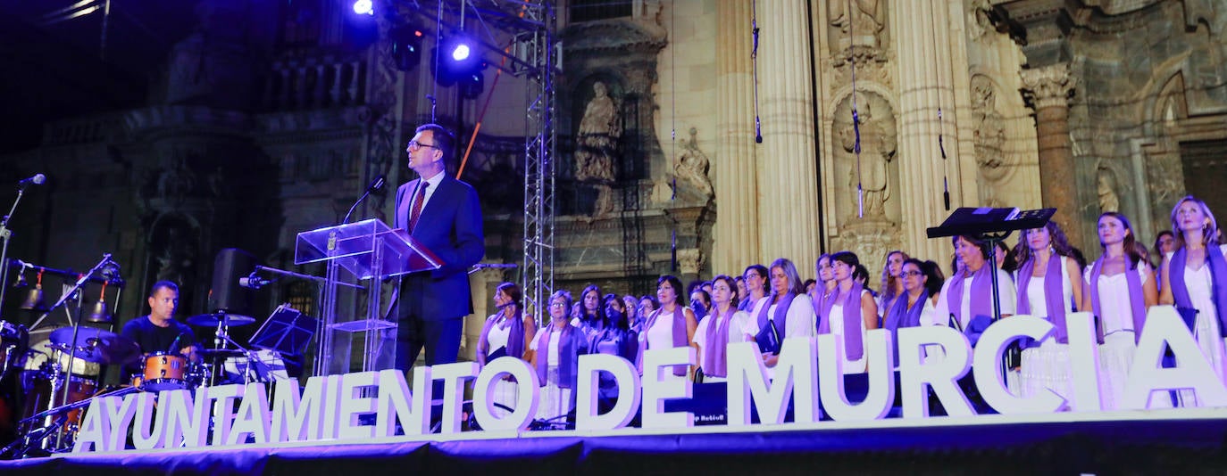 La Coral Discantus y Ruth Lorenzo entonan el pregón más innovador, que abarrotó Belluga