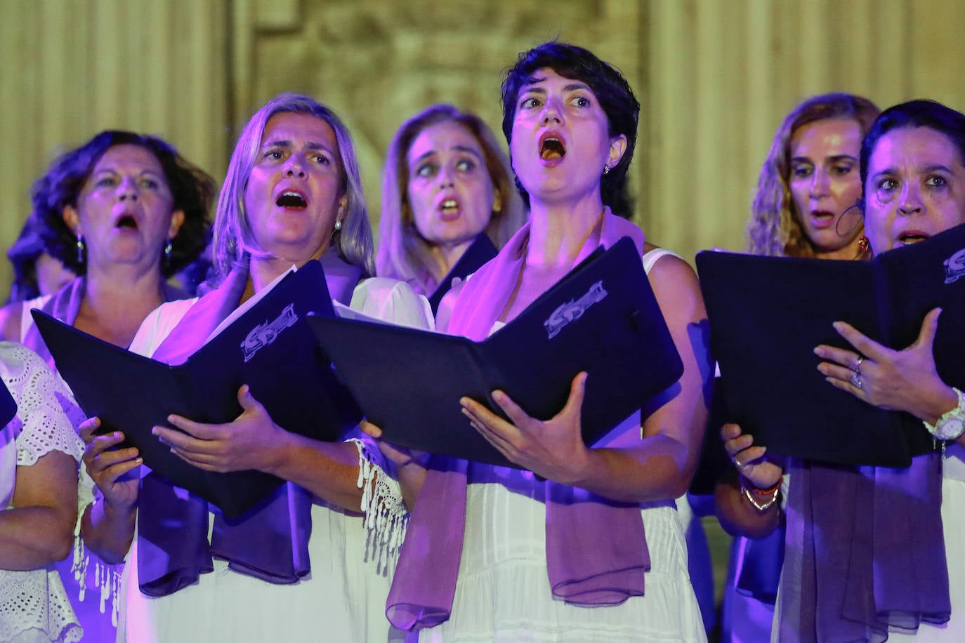 La Coral Discantus y Ruth Lorenzo entonan el pregón más innovador, que abarrotó Belluga