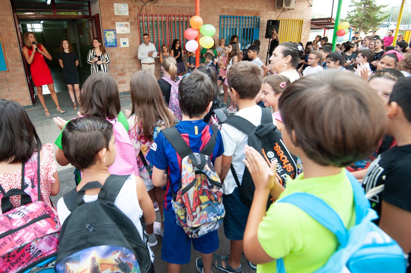 NIños en la vuelta al cole en un centro escolar de Archena.
