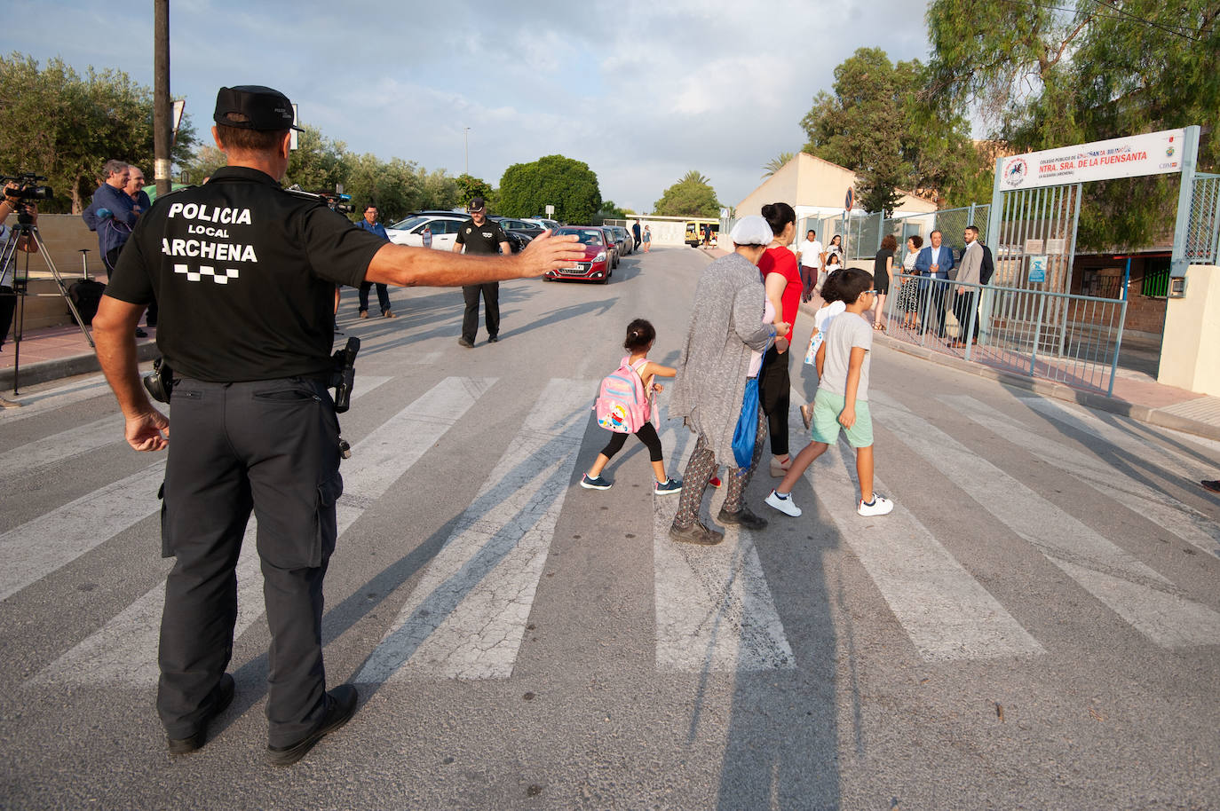 NIños en la vuelta al cole en un centro escolar de Archena.