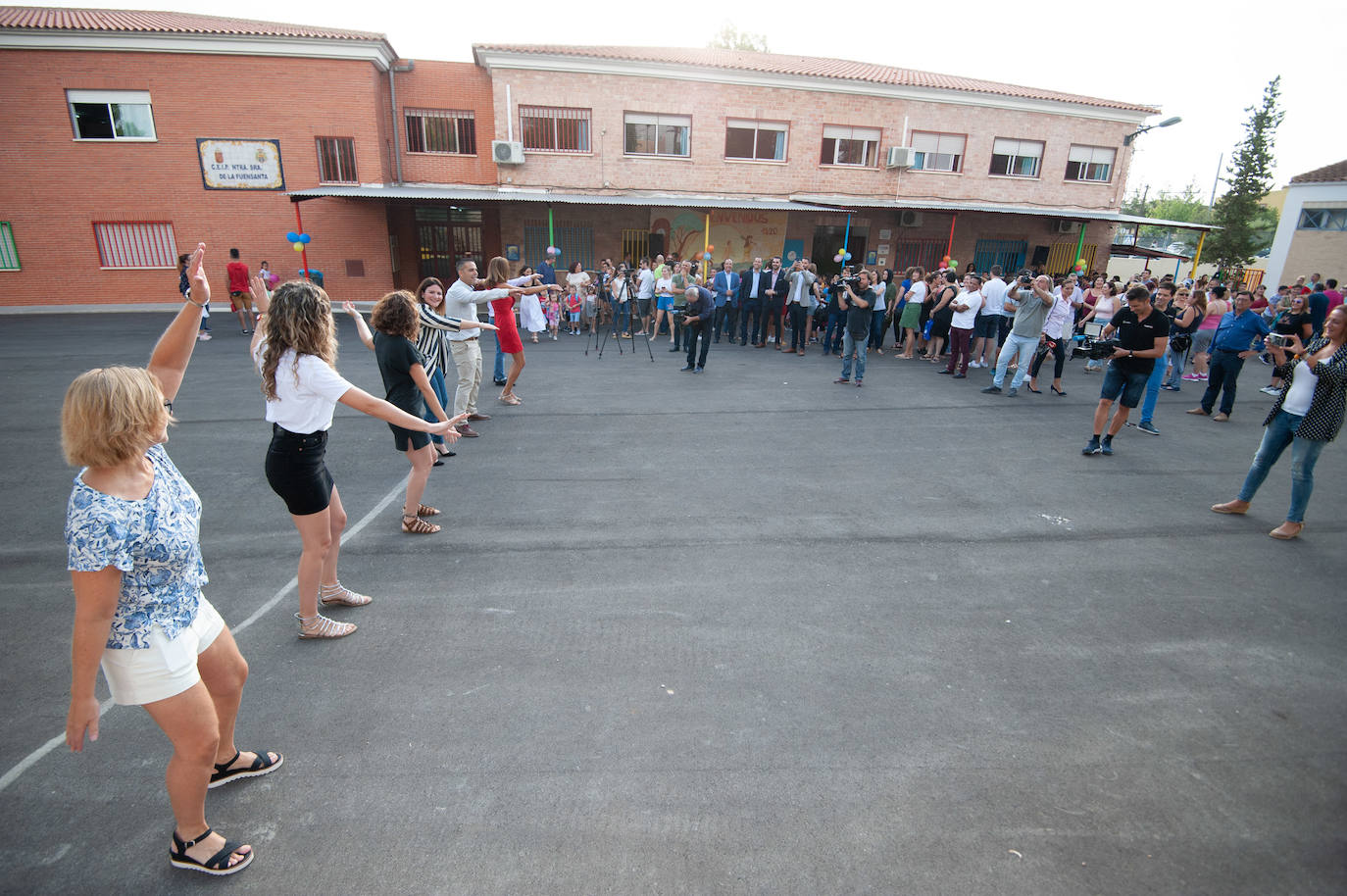 NIños en la vuelta al cole en un centro escolar de Archena.
