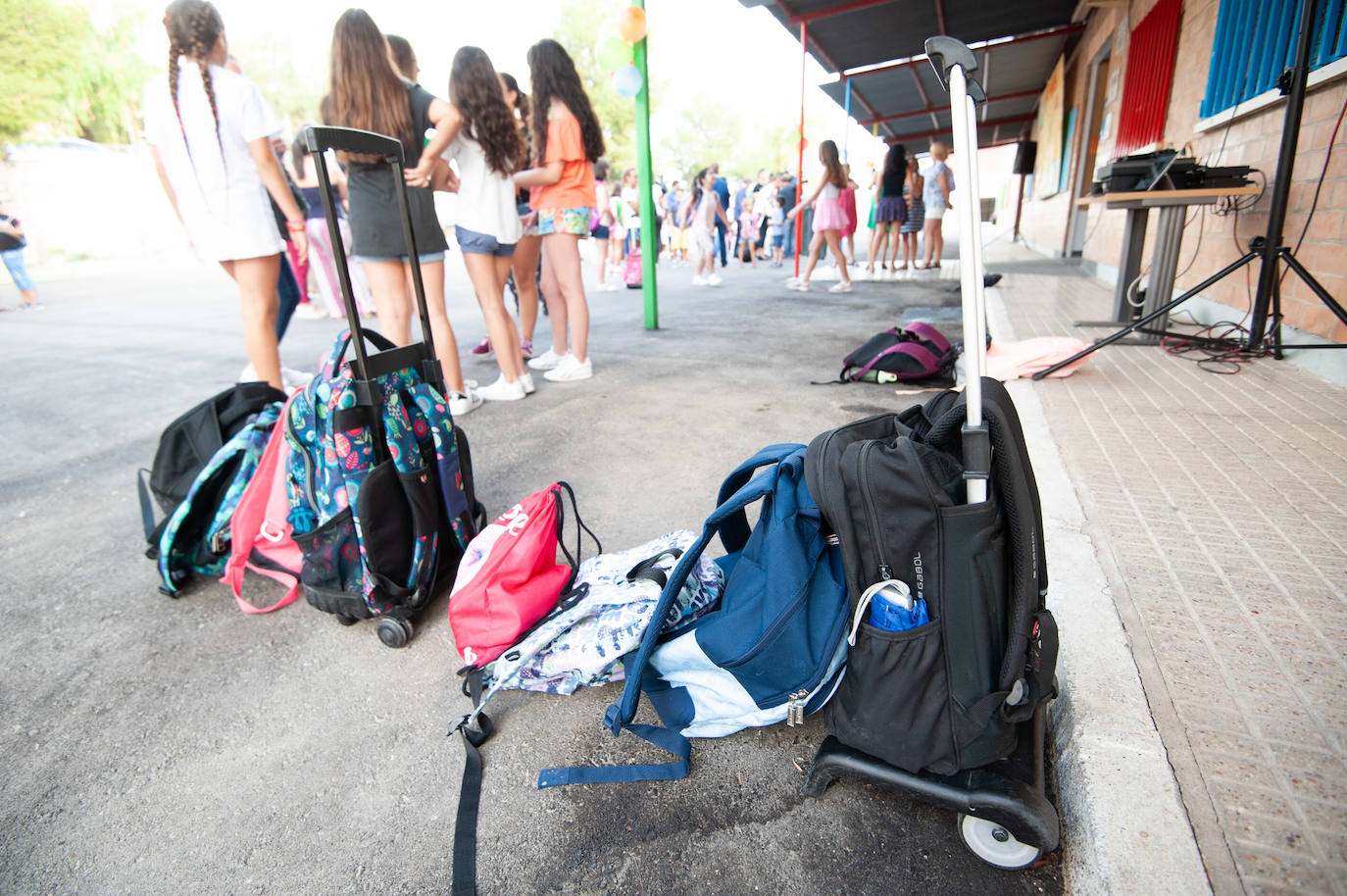 NIños en la vuelta al cole en un centro escolar de Archena.