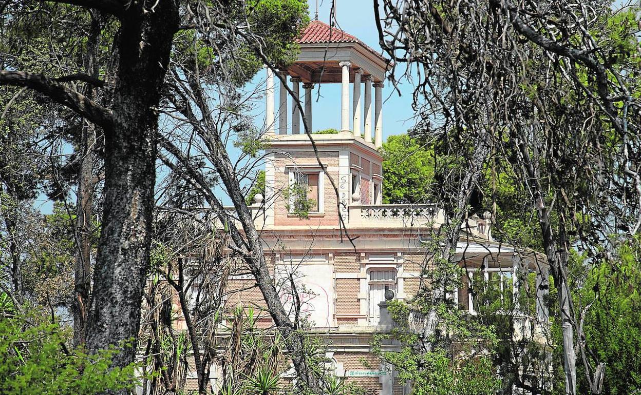 Vista de Villa Calamari o Palacete Versalles, la finca de estilo modernista situada en San Félix, tras el abandonado jardín. 