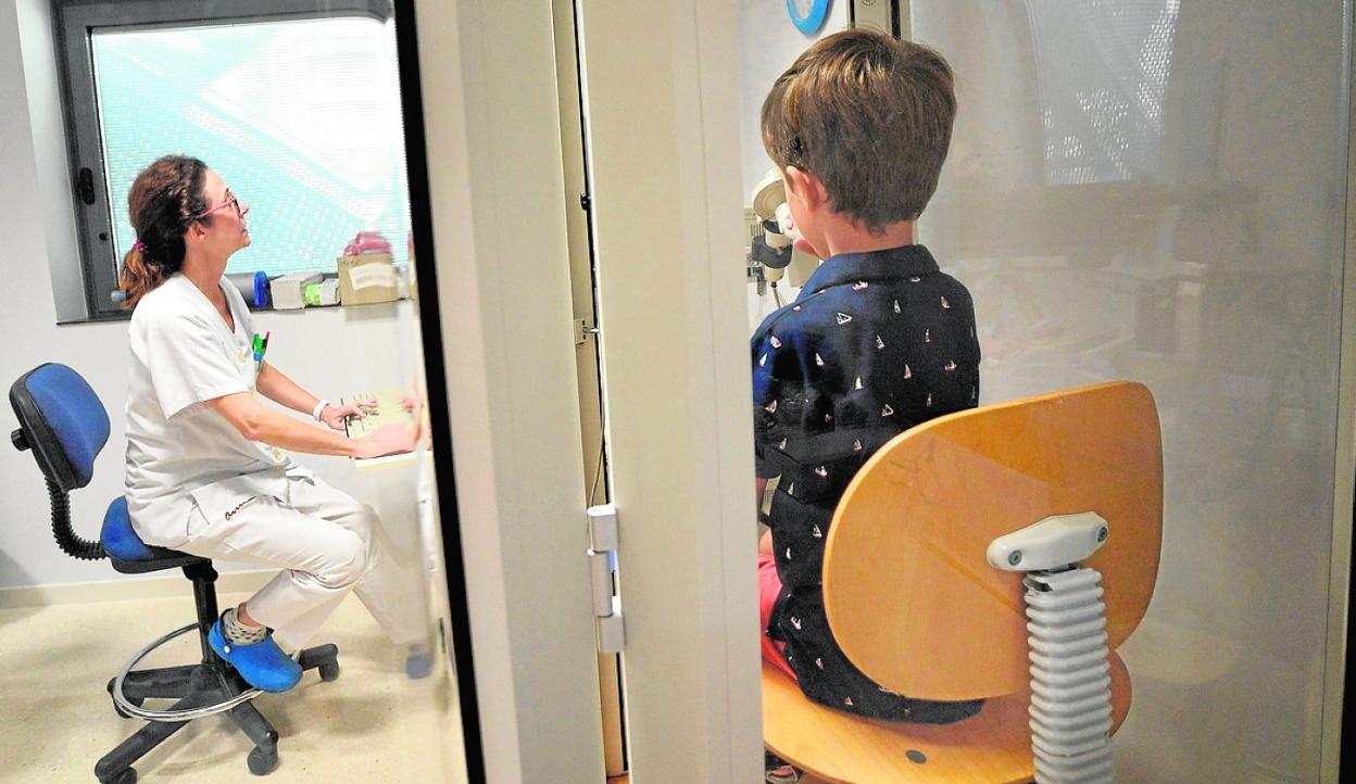 Un niño se somete a una espirometría, ayer, en La Arrixaca. 