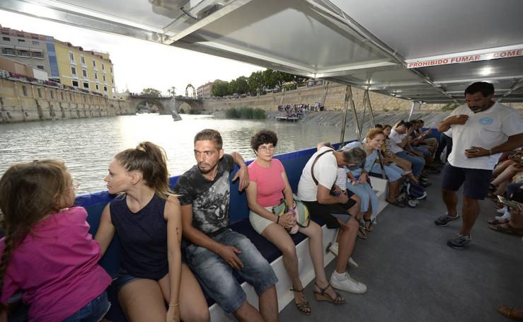 Familias enteras optaron por el paseo en barco gratuito para recorrer el tramo fluvial entre los recintos de La Fica y El Malecón