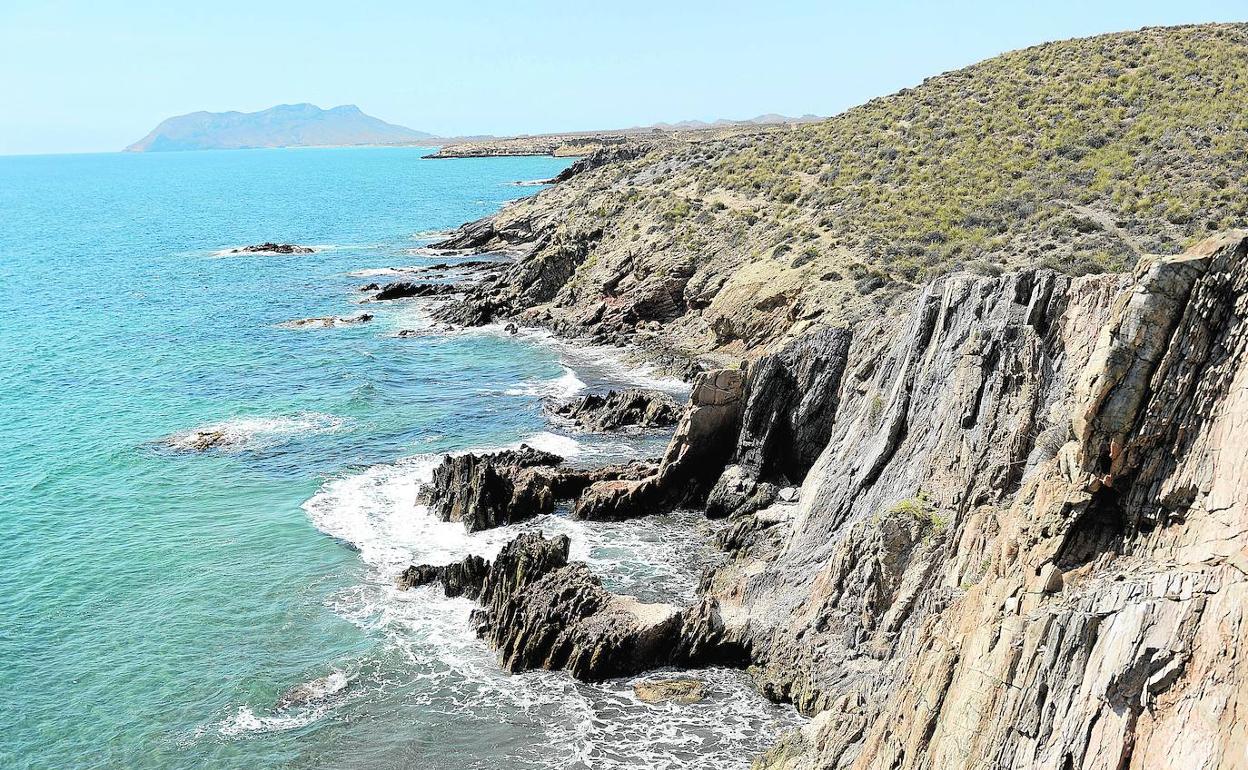 Vista panorámica del litoral lorquino, con el macizo de Cabo Cope al fondo. 