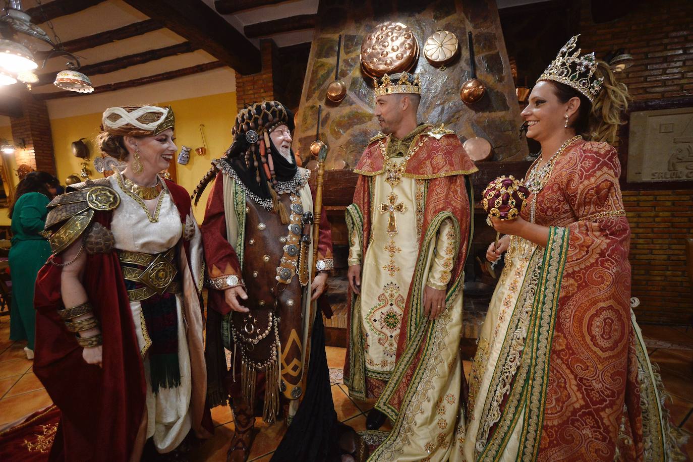 El restaurante Rincón Huertano acogió el viernes por la noche la Cena Medieval, en la que brillaron con luz propia el Rey Aben Hud 2019, Agustín Belda Lario y su favorita, su hija Carmina y el Infante Alfonso 2019, Alejandro García Serón, junto a su esposa y reina, Berta García.