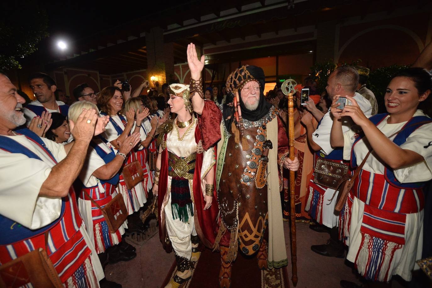 El restaurante Rincón Huertano acogió el viernes por la noche la Cena Medieval, en la que brillaron con luz propia el Rey Aben Hud 2019, Agustín Belda Lario y su favorita, su hija Carmina y el Infante Alfonso 2019, Alejandro García Serón, junto a su esposa y reina, Berta García.