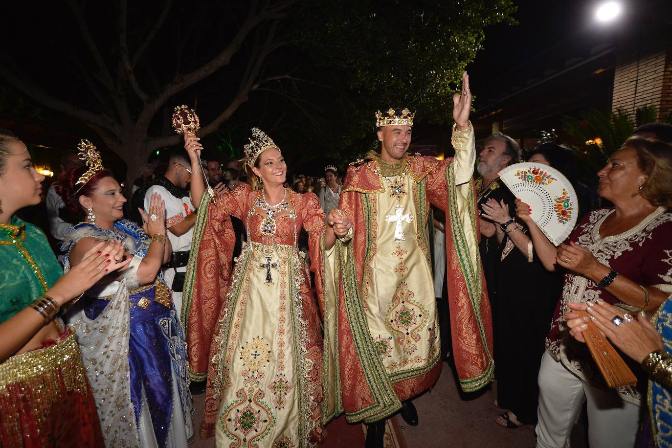 El restaurante Rincón Huertano acogió el viernes por la noche la Cena Medieval, en la que brillaron con luz propia el Rey Aben Hud 2019, Agustín Belda Lario y su favorita, su hija Carmina y el Infante Alfonso 2019, Alejandro García Serón, junto a su esposa y reina, Berta García.