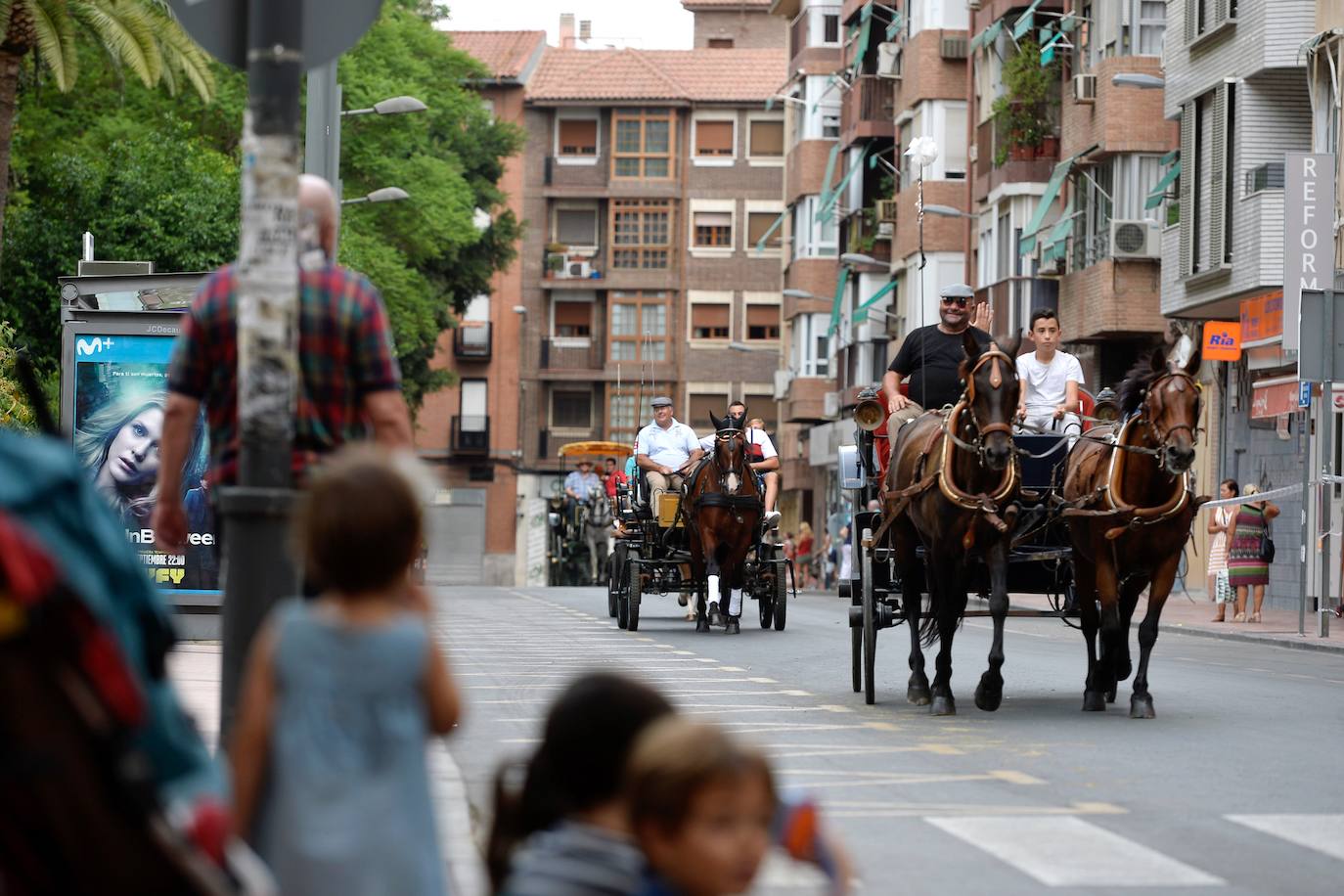 Se han repartido 700 bocadillos, cerveza Estrella de Levante y patatas 'Acho' entre el público asistente.
