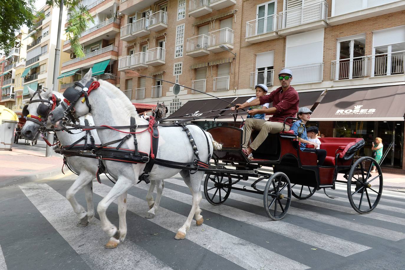 Se han repartido 700 bocadillos, cerveza Estrella de Levante y patatas 'Acho' entre el público asistente.