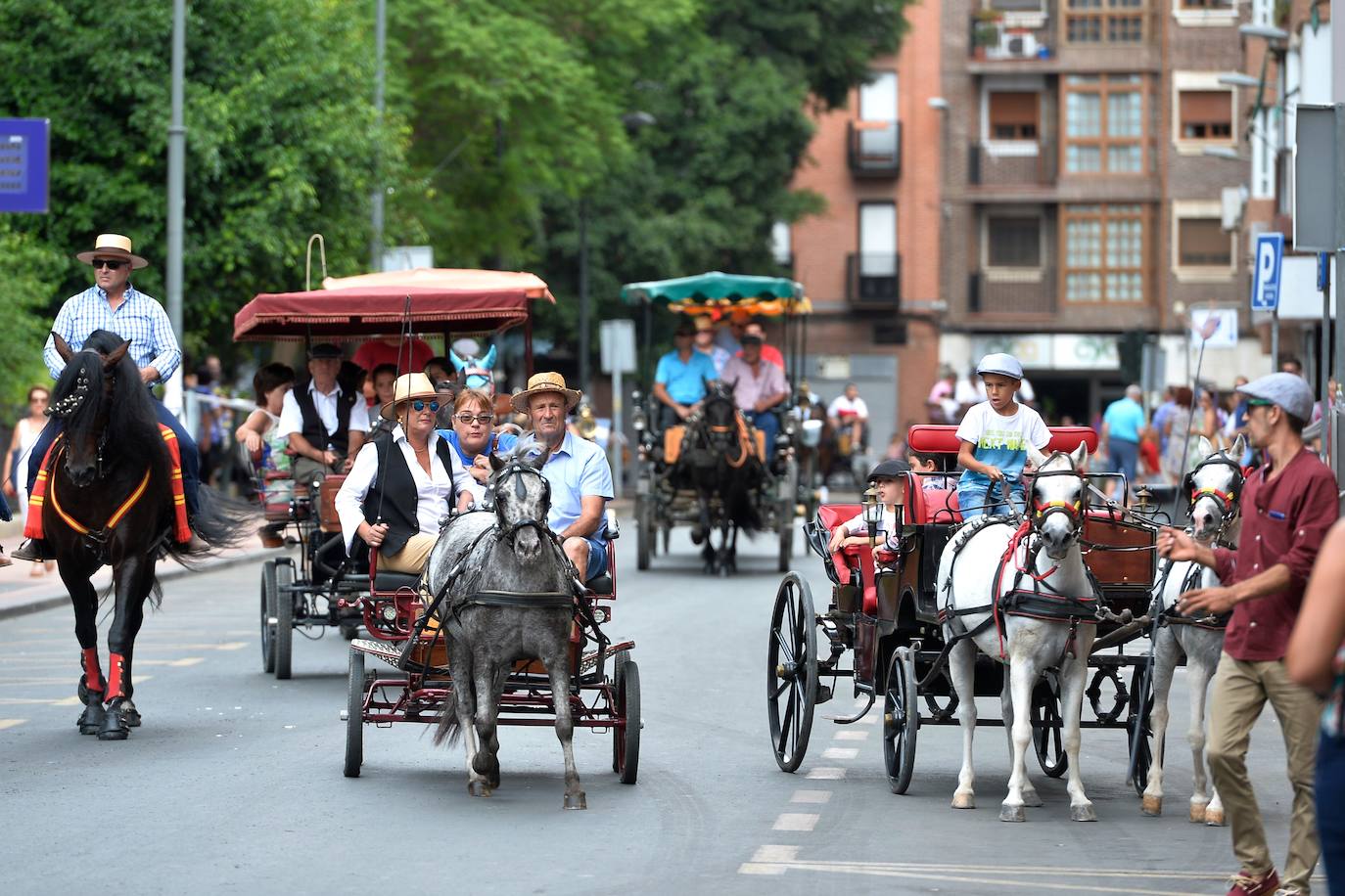 Se han repartido 700 bocadillos, cerveza Estrella de Levante y patatas 'Acho' entre el público asistente.