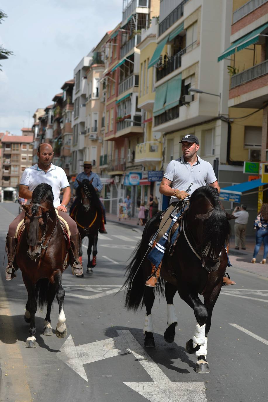 Se han repartido 700 bocadillos, cerveza Estrella de Levante y patatas 'Acho' entre el público asistente.