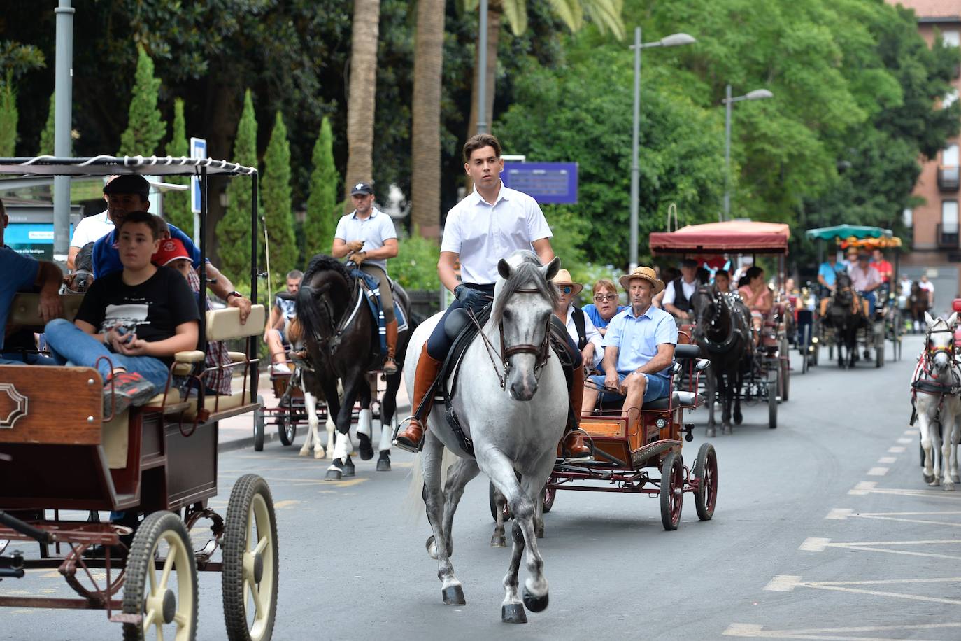 Se han repartido 700 bocadillos, cerveza Estrella de Levante y patatas 'Acho' entre el público asistente.