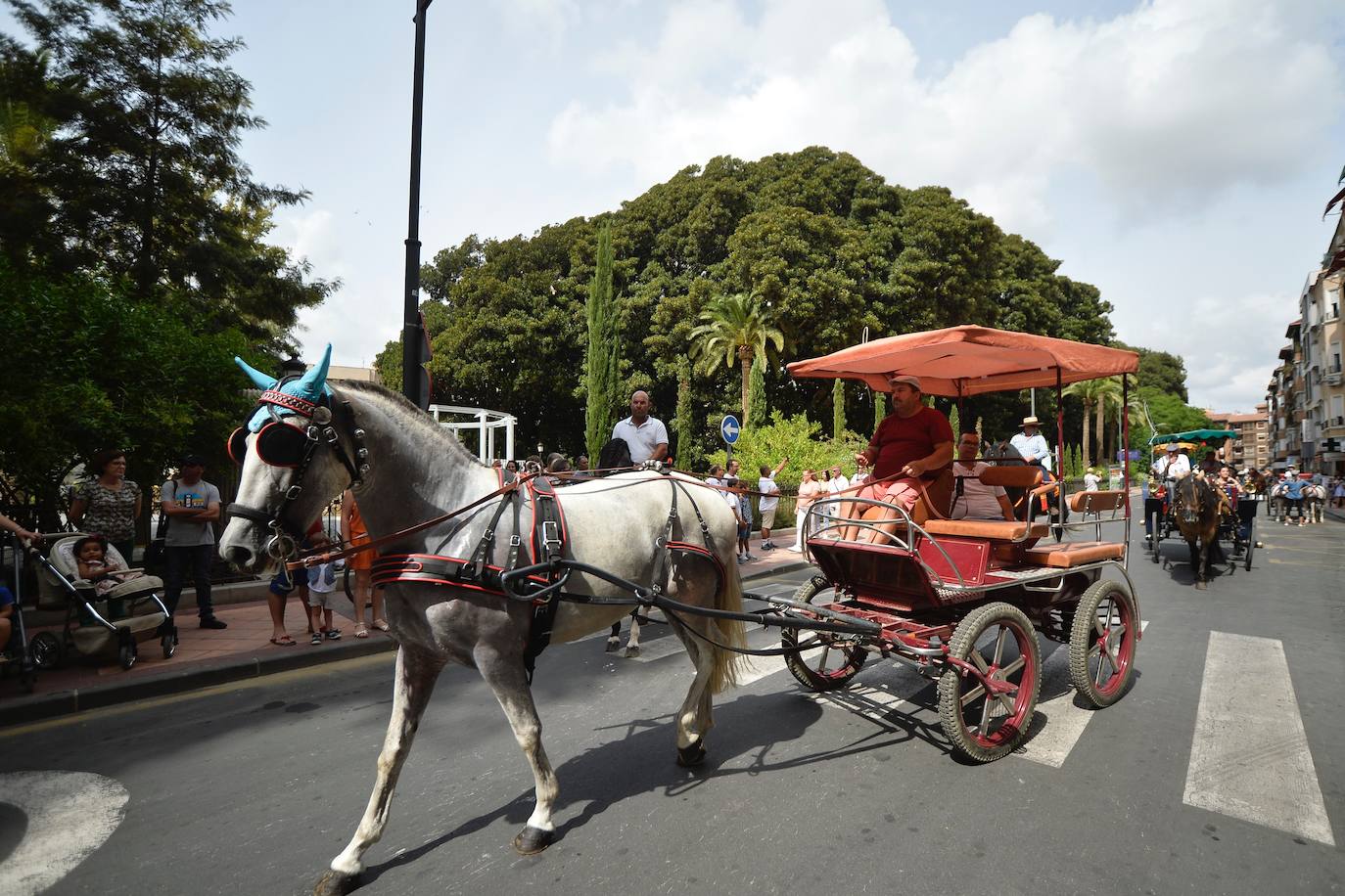 Se han repartido 700 bocadillos, cerveza Estrella de Levante y patatas 'Acho' entre el público asistente.
