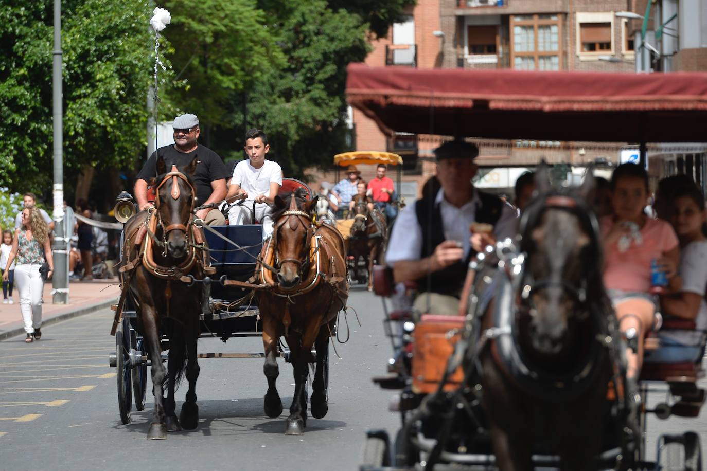 Se han repartido 700 bocadillos, cerveza Estrella de Levante y patatas 'Acho' entre el público asistente.