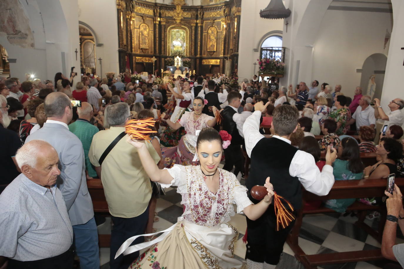 La talla estrena este domingo el manto regalado por Coros y Danzas con motivo de esta efeméride