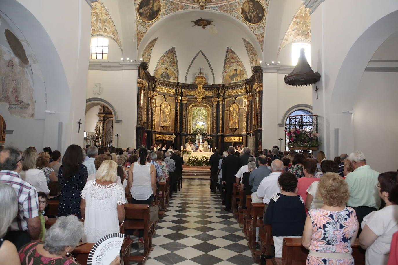 La talla estrena este domingo el manto regalado por Coros y Danzas con motivo de esta efeméride