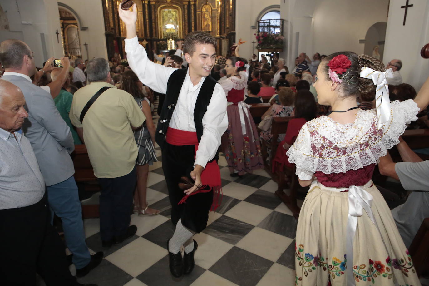 La talla estrena este domingo el manto regalado por Coros y Danzas con motivo de esta efeméride
