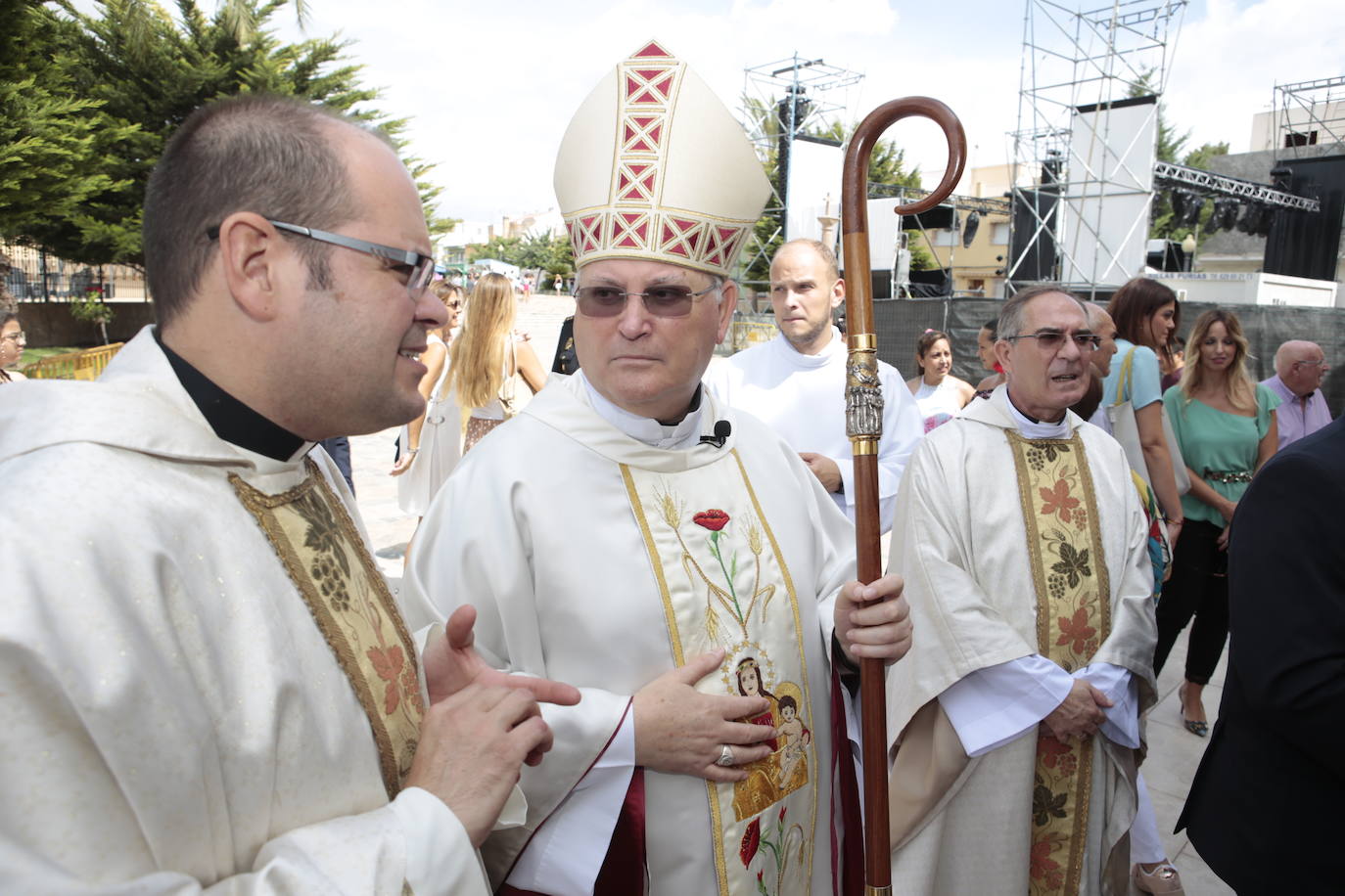 La talla estrena este domingo el manto regalado por Coros y Danzas con motivo de esta efeméride