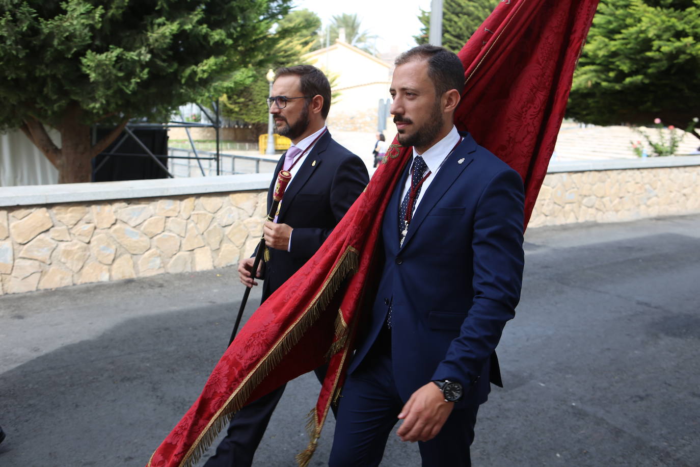 La talla estrena este domingo el manto regalado por Coros y Danzas con motivo de esta efeméride