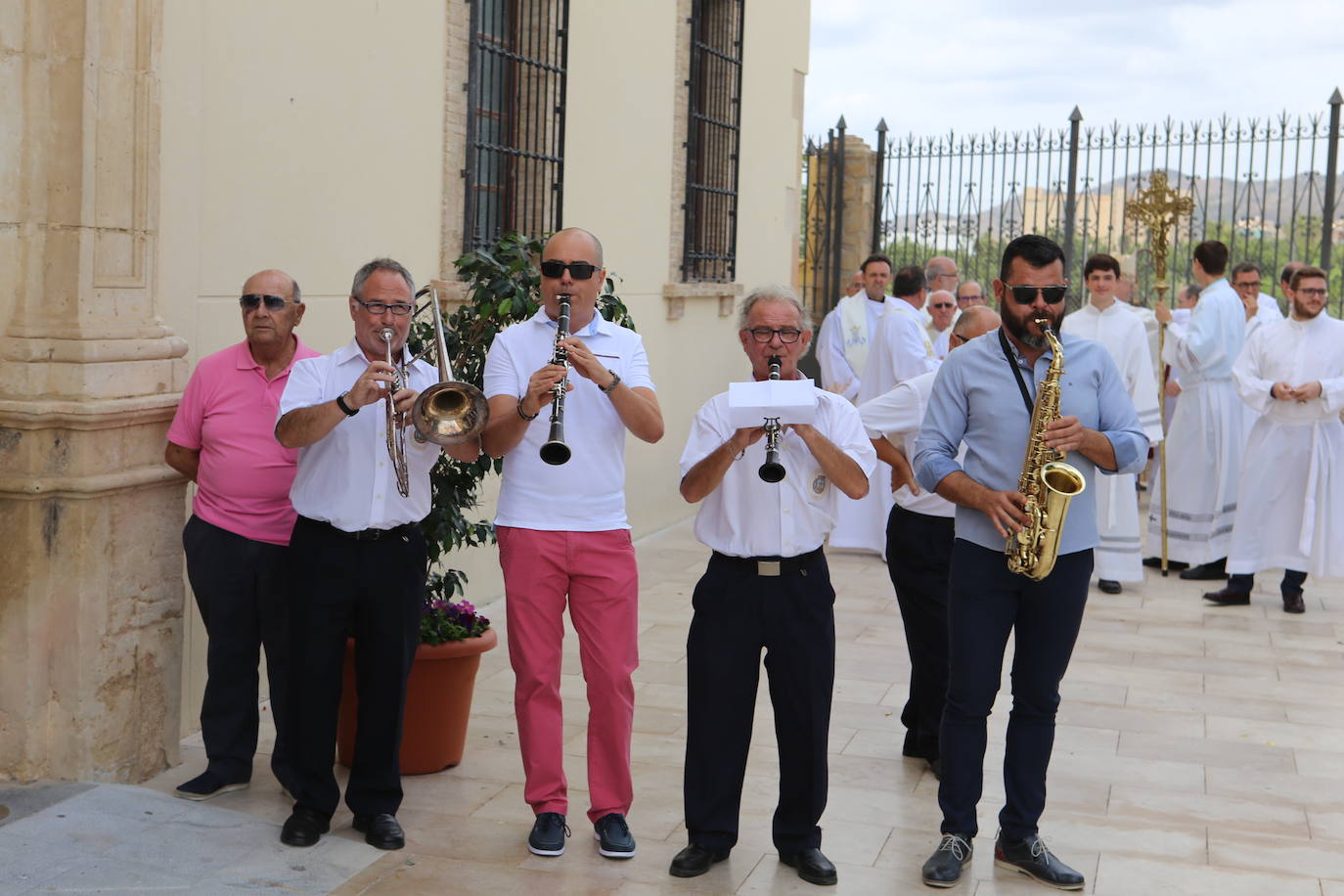La talla estrena este domingo el manto regalado por Coros y Danzas con motivo de esta efeméride