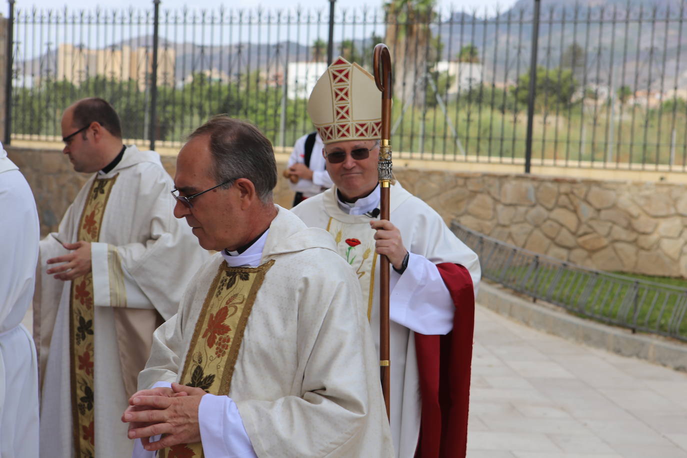 La talla estrena este domingo el manto regalado por Coros y Danzas con motivo de esta efeméride