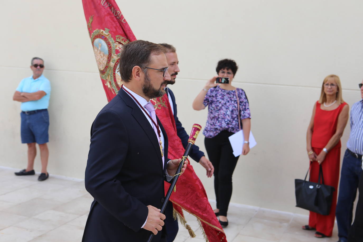 La talla estrena este domingo el manto regalado por Coros y Danzas con motivo de esta efeméride