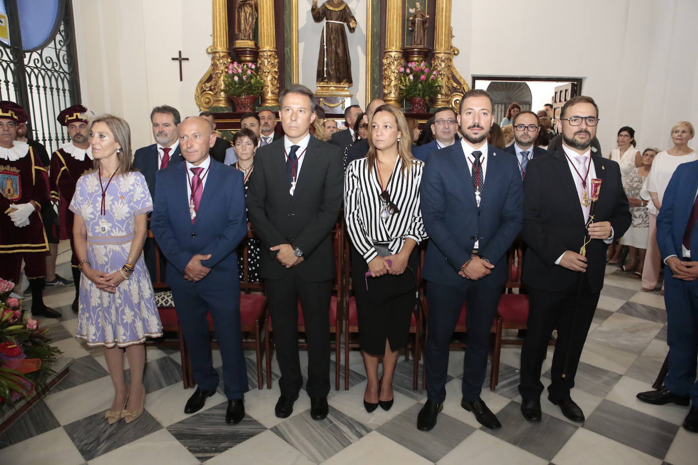 La talla estrena este domingo el manto regalado por Coros y Danzas con motivo de esta efeméride