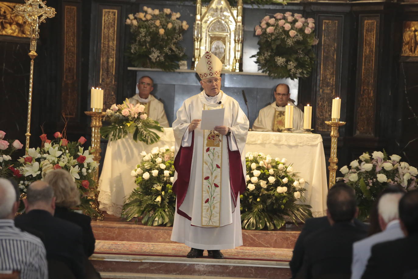 La talla estrena este domingo el manto regalado por Coros y Danzas con motivo de esta efeméride