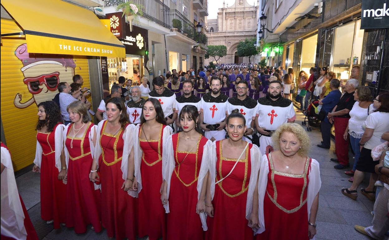Grupos festeros durante el pasacalles que protagonizaron ayer por Trapería, en pleno corazón del casco histórico. 
