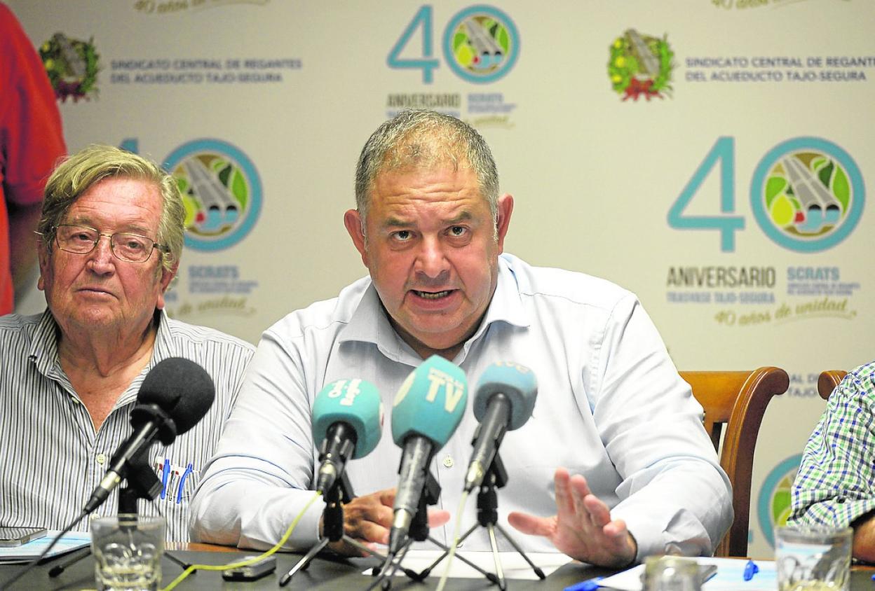 José Antonio Andújar y Lucas Jiménez, ayer tras la junta de gobierno del Scrats.