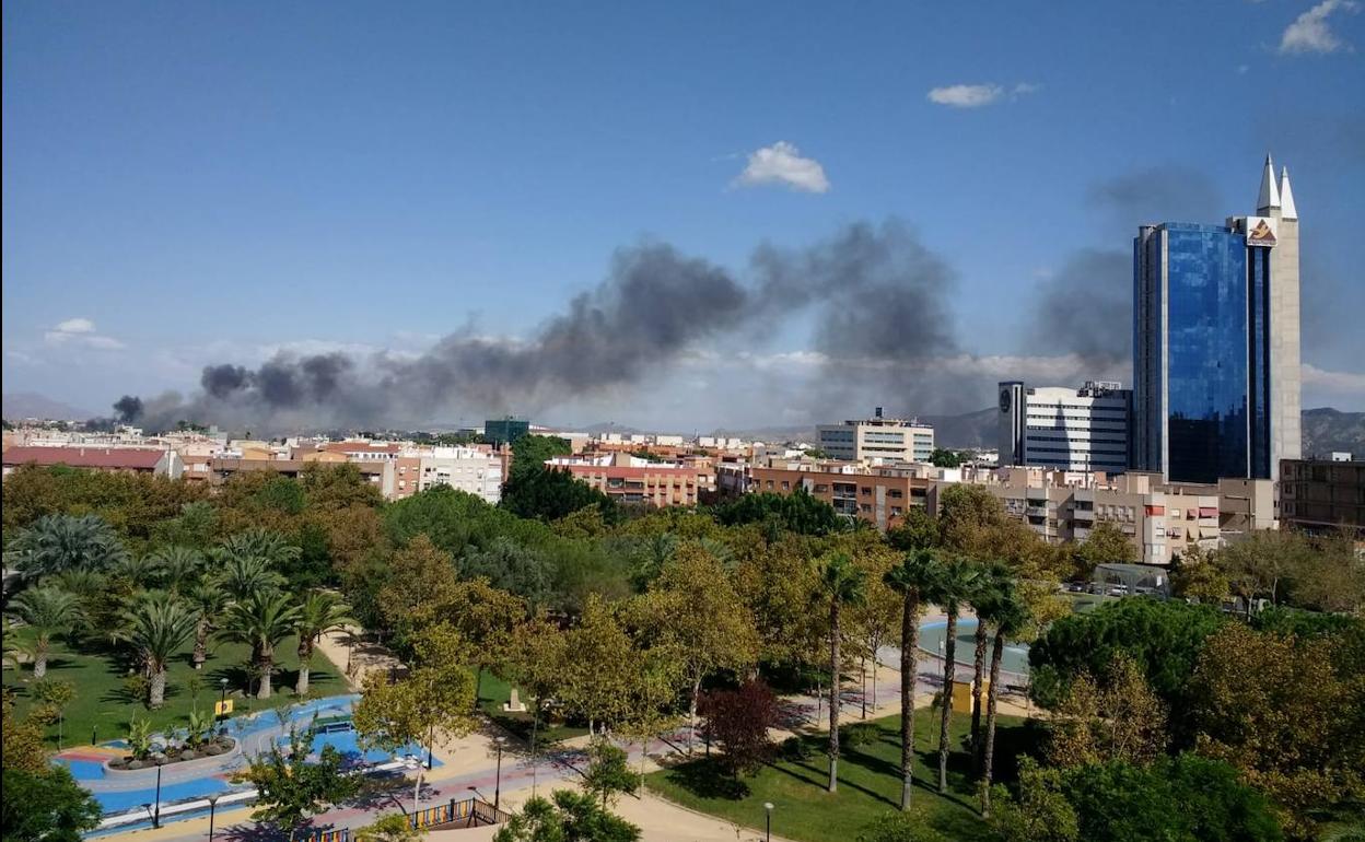 Vista del humo desde la ciudad de Murcia.