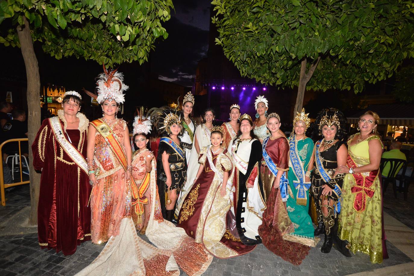 Moros y Cristianos celebran uno de sus actos más esperados con la presentación de sus principales representantes en la plaza de los Apóstoles.