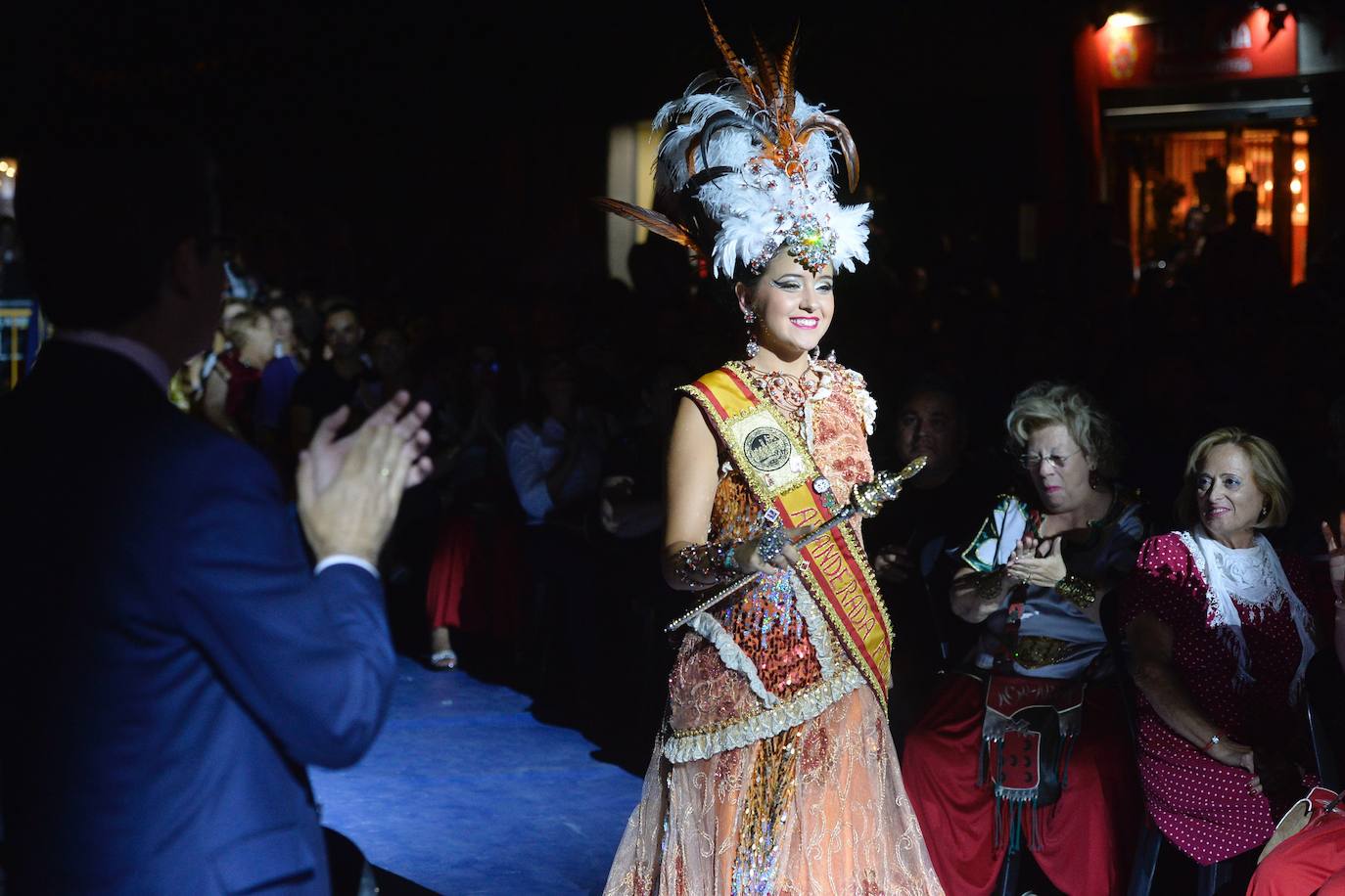 Moros y Cristianos celebran uno de sus actos más esperados con la presentación de sus principales representantes en la plaza de los Apóstoles.