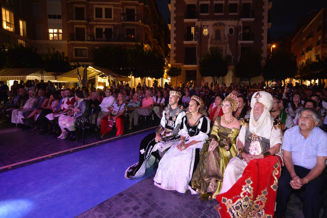Moros y Cristianos celebran uno de sus actos más esperados con la presentación de sus principales representantes en la plaza de los Apóstoles.