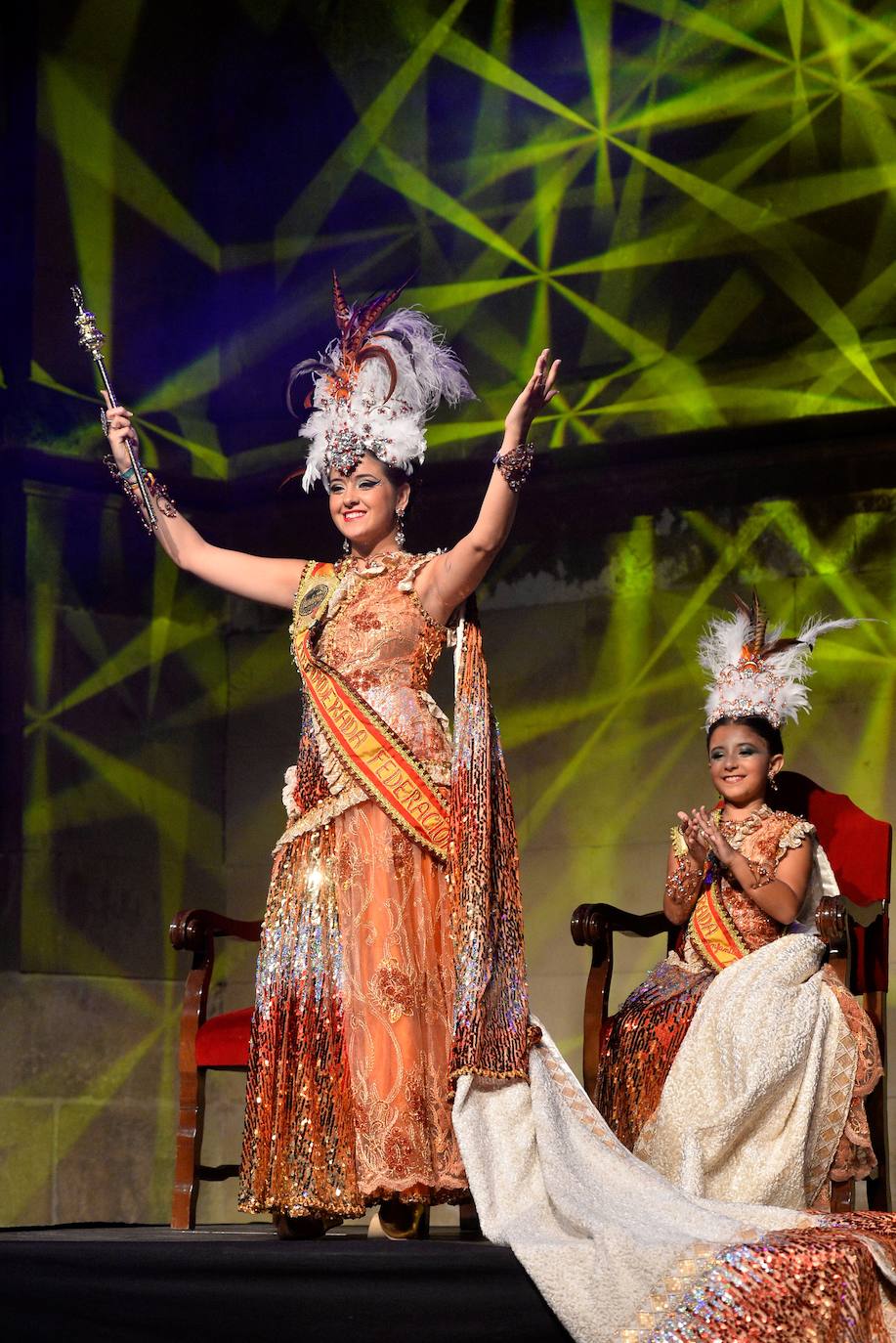 Moros y Cristianos celebran uno de sus actos más esperados con la presentación de sus principales representantes en la plaza de los Apóstoles.