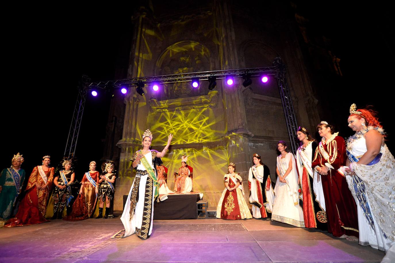 Moros y Cristianos celebran uno de sus actos más esperados con la presentación de sus principales representantes en la plaza de los Apóstoles.