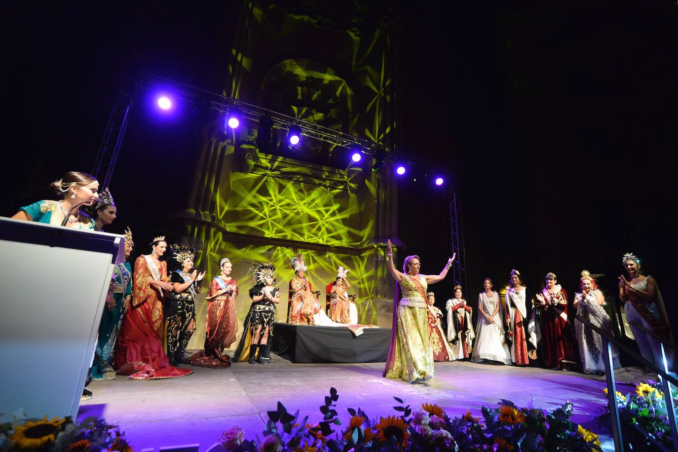 Moros y Cristianos celebran uno de sus actos más esperados con la presentación de sus principales representantes en la plaza de los Apóstoles.