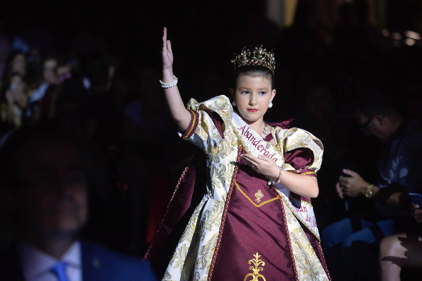 Moros y Cristianos celebran uno de sus actos más esperados con la presentación de sus principales representantes en la plaza de los Apóstoles.