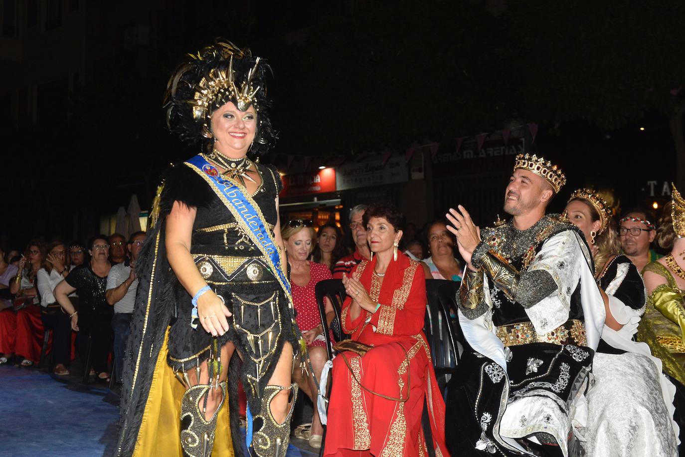 Moros y Cristianos celebran uno de sus actos más esperados con la presentación de sus principales representantes en la plaza de los Apóstoles.