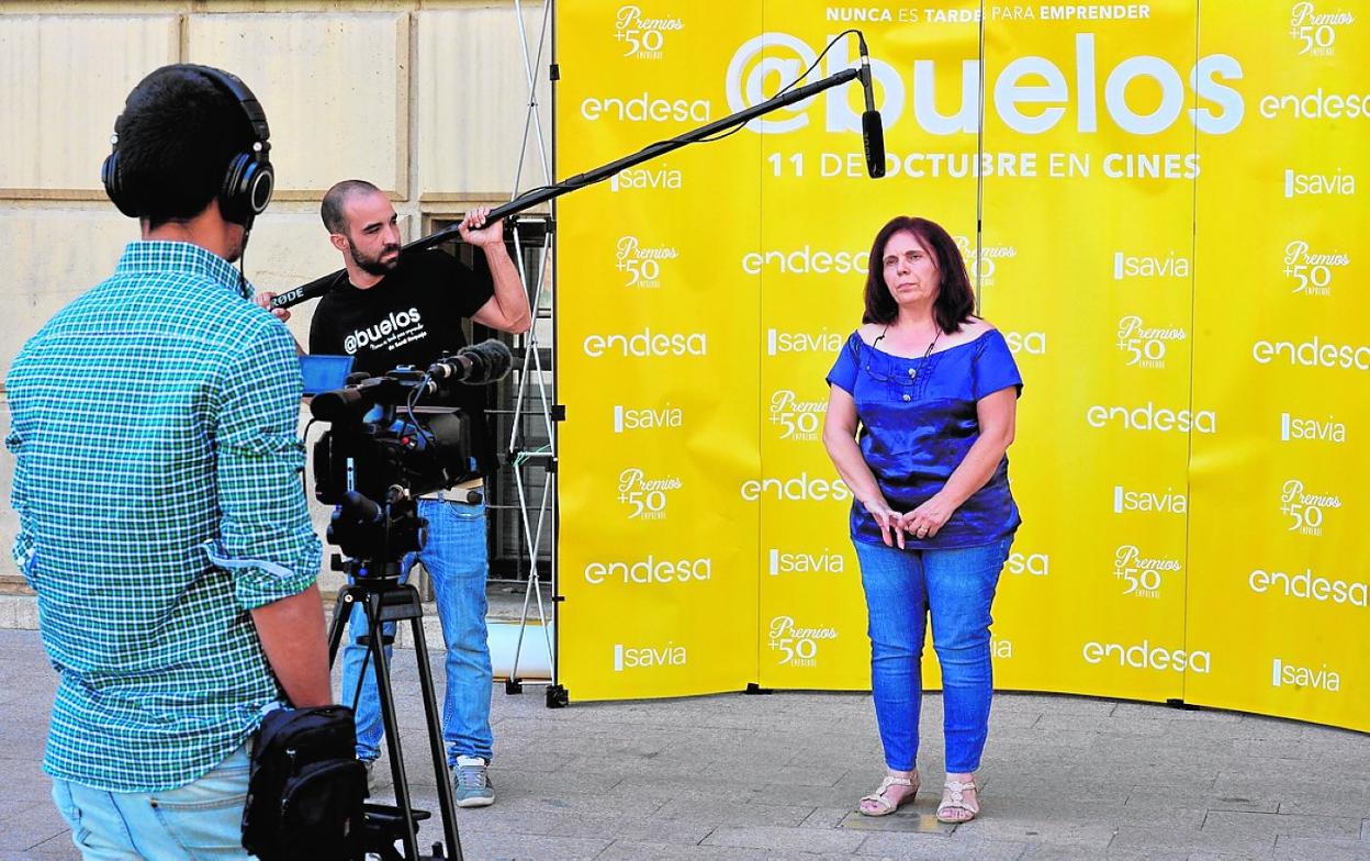 Encarna Asensio, ayer, mientras graba el vídeo para contar su proyecto.