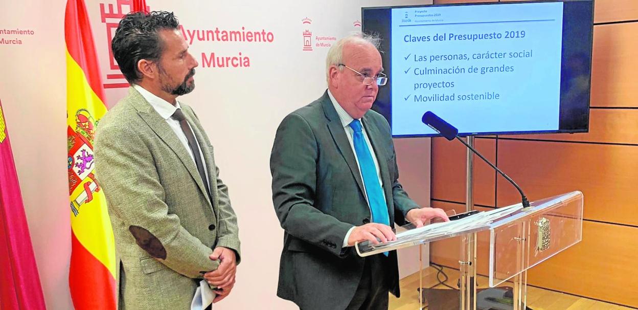Mario Gómez y Eduardo Martínez Oliva, ayer, durante la presentación de las cuentas.