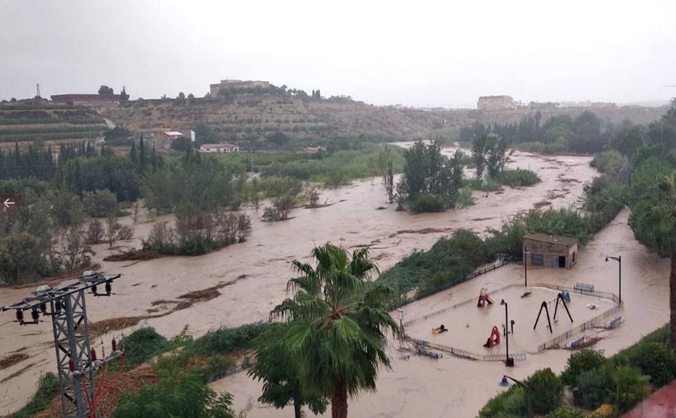 El río Segura, desbordado a su paso por Archena esta tarde.
