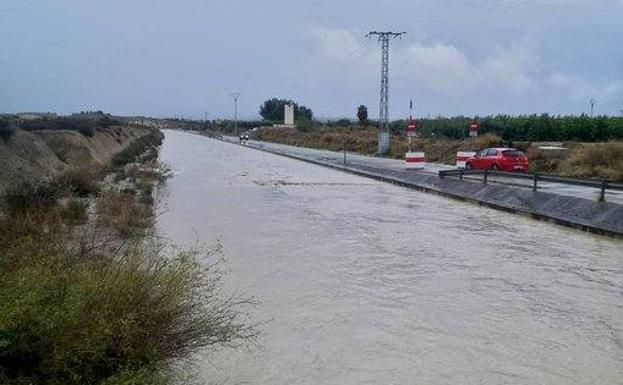 El Trasvase Tajo-Segura, desbordado a su paso por Molina de Segura.