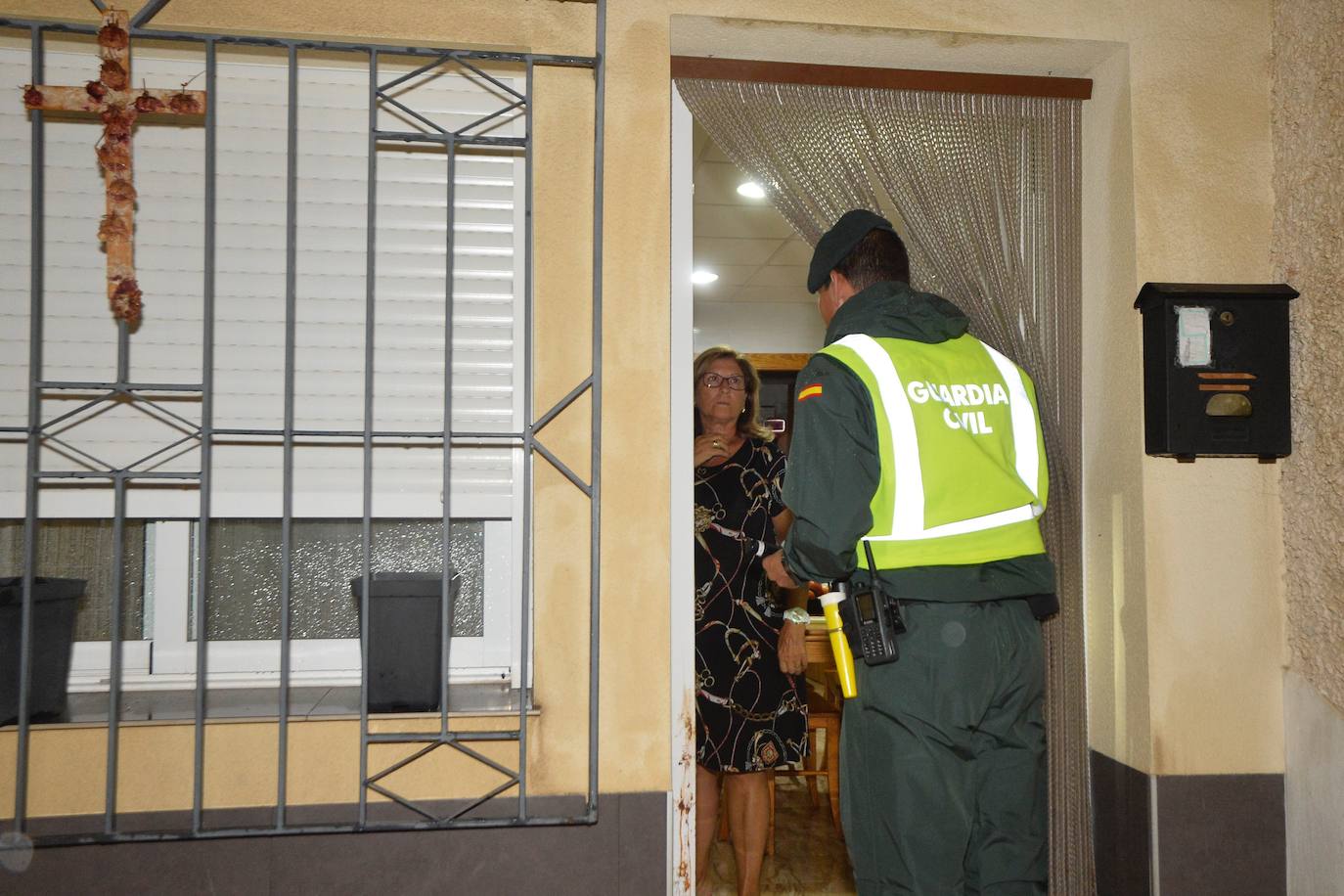 Una familia acude a un pabellón instalado para auxiliar a los afectados.