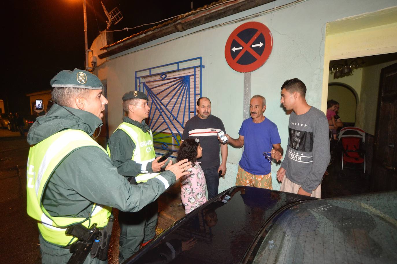 Una familia acude a un pabellón instalado para auxiliar a los afectados.
