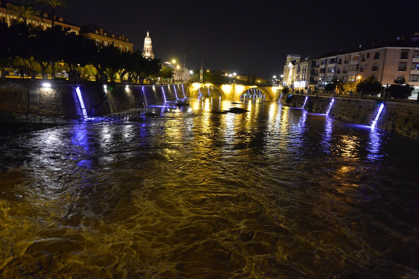 Una familia acude a un pabellón instalado para auxiliar a los afectados.