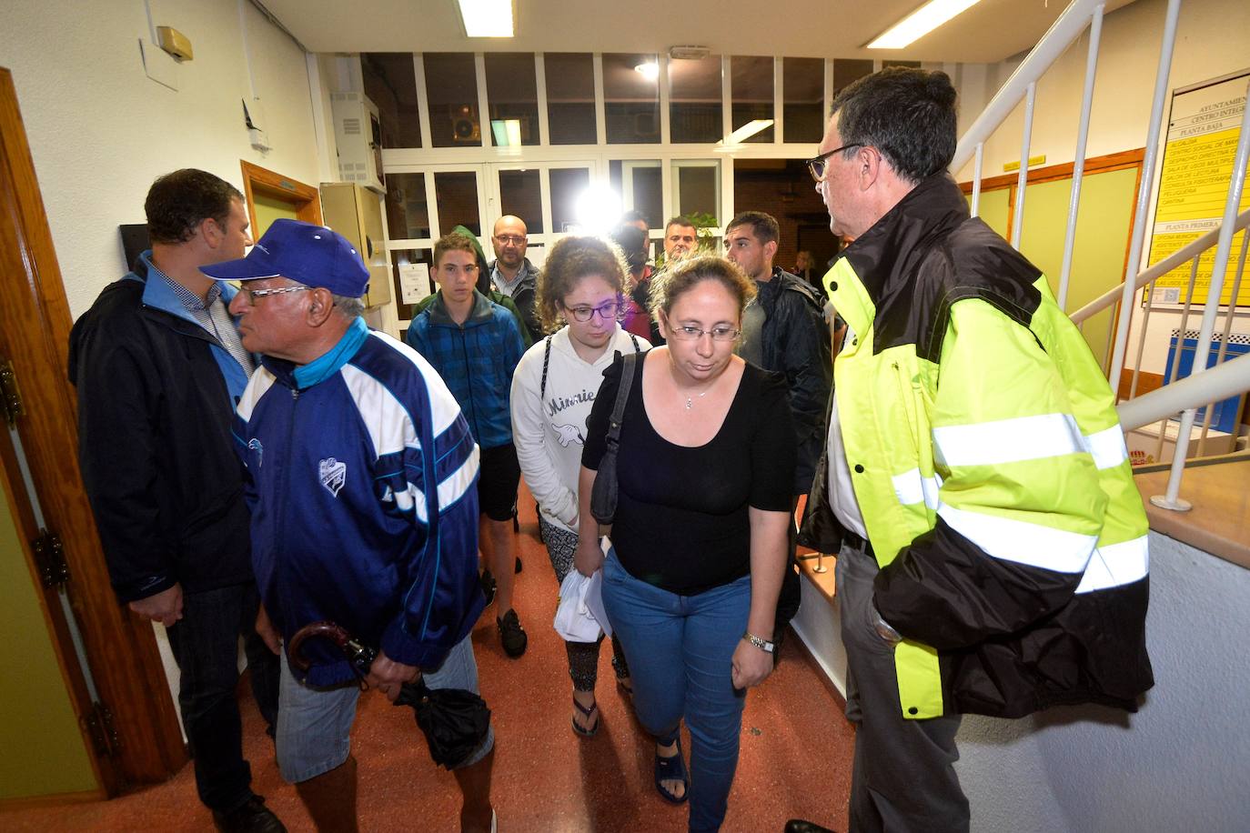 Una familia acude a un pabellón instalado para auxiliar a los afectados.